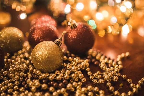 kaboompics.com_Christmas-Gold-Balls